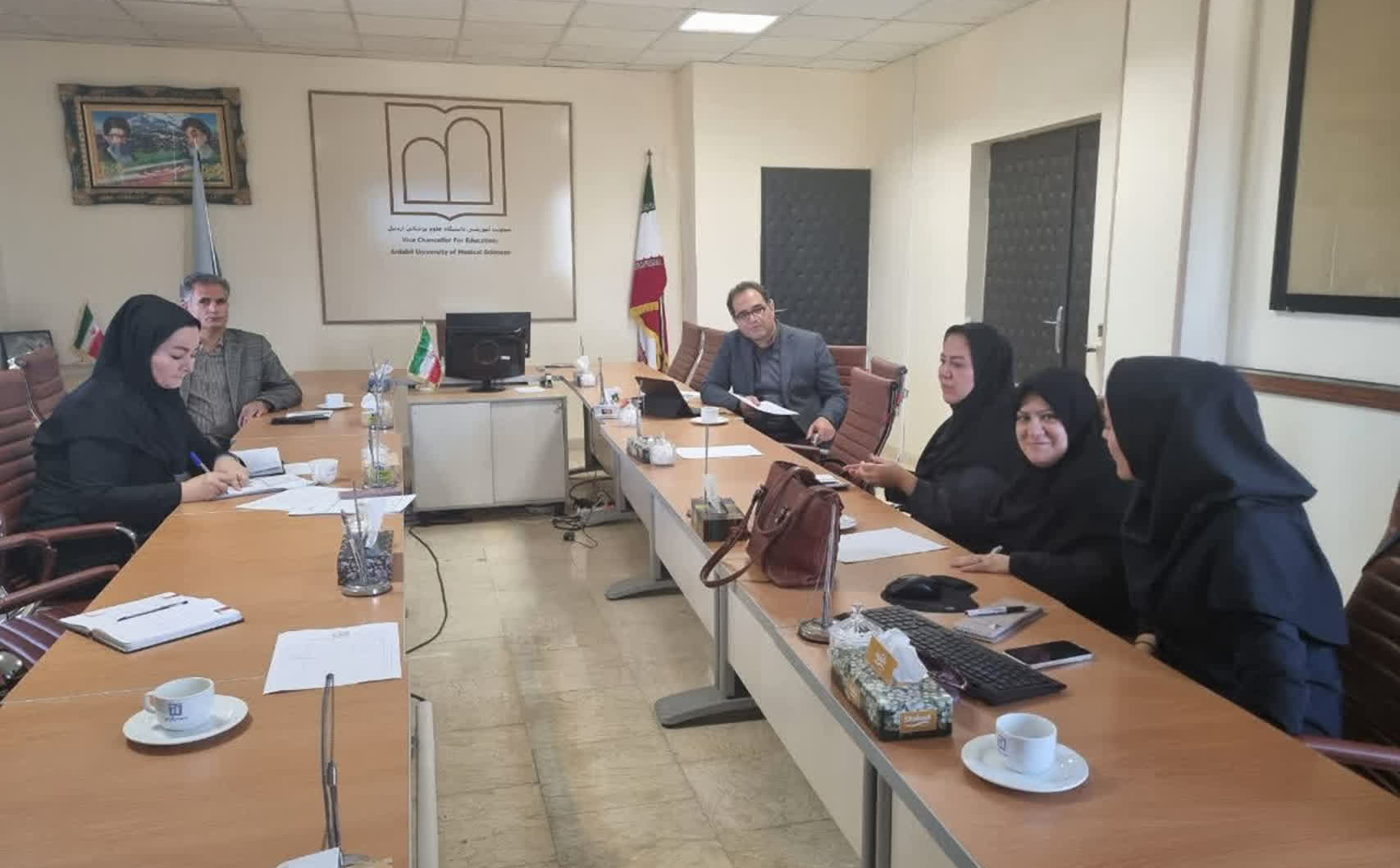 برگزاری نشست تخصصی بررسی مستندات ارزیابی درونی اعتباربخشی گروه داخلی-جراحی پرستاری با حضور مدیران ارشد آموزشی