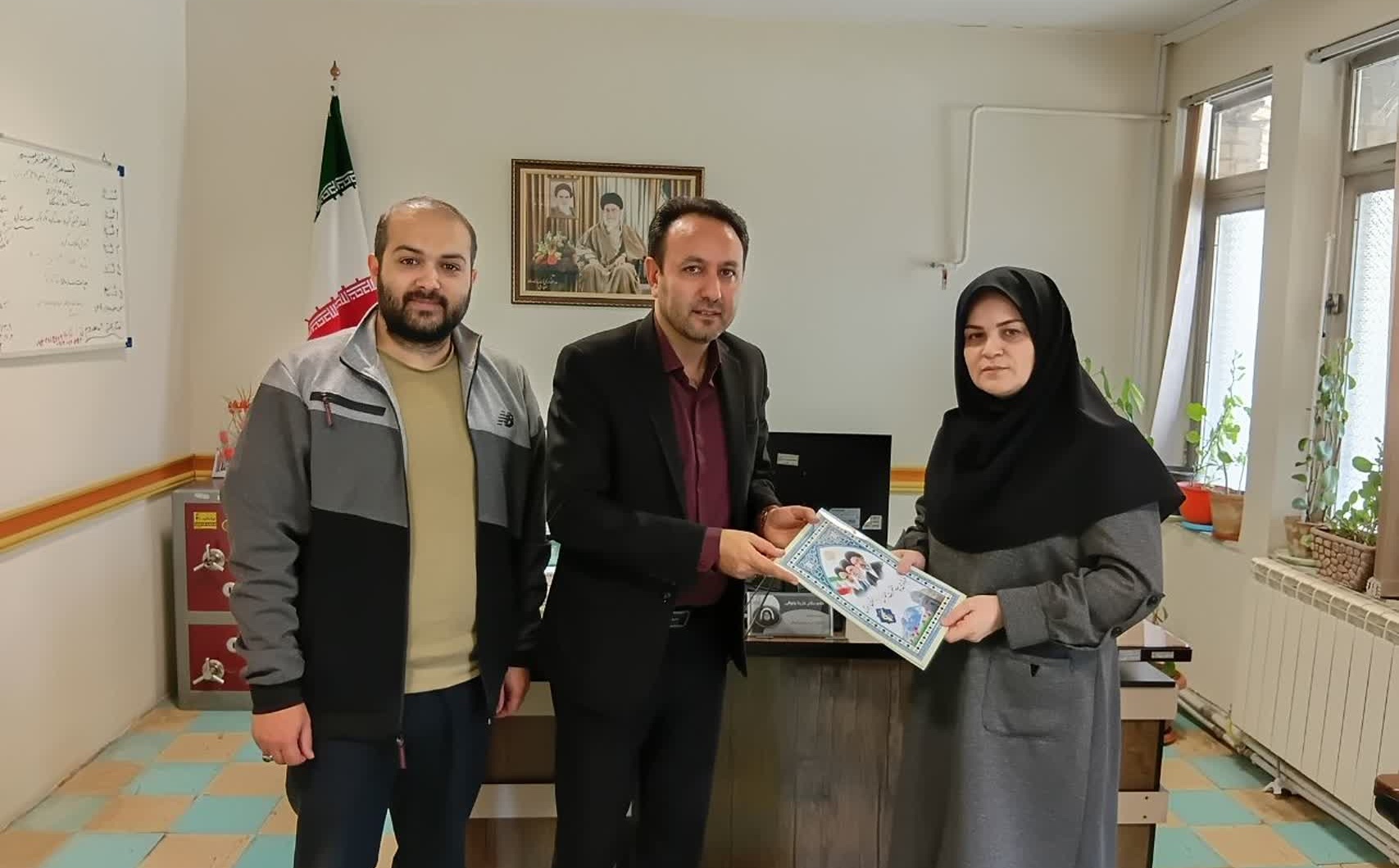 تجلیل فرمانده سپاه حضرت عباس (ع) استان اردبیل از خانم دکتر نازیلا وثوقی